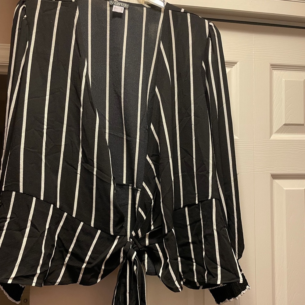 Lightweight top with tie